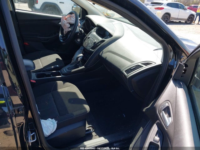 1FADP3K23JL237715 Ford FOCUS SE