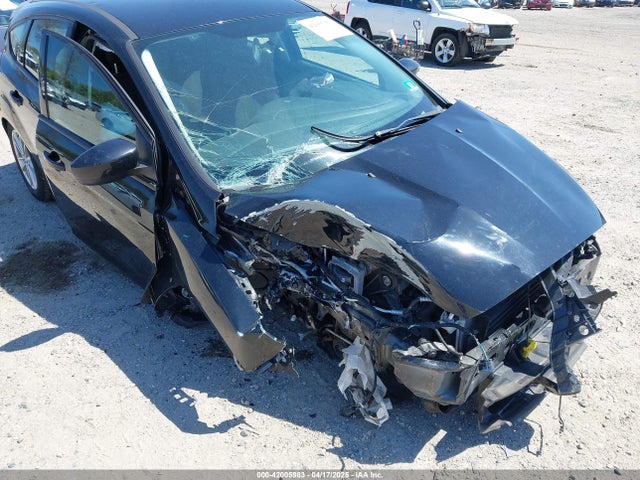 1FADP3K23JL237715 Ford FOCUS SE