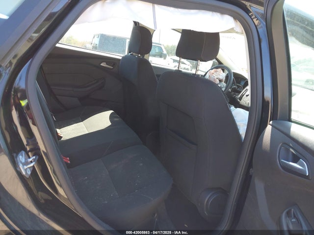 1FADP3K23JL237715 Ford FOCUS SE