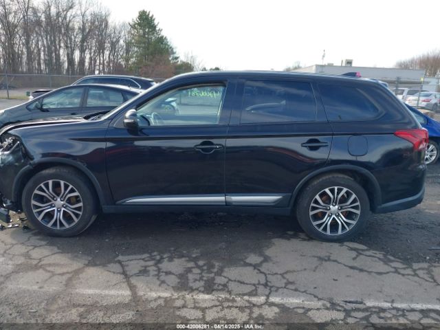 JA4AZ3A3XHZ030810 Mitsubishi Outlander Se