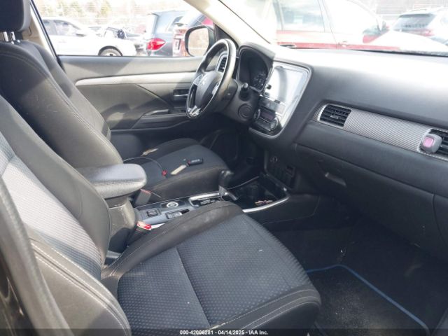 JA4AZ3A3XHZ030810 Mitsubishi Outlander Se