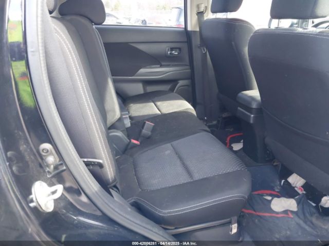 JA4AZ3A3XHZ030810 Mitsubishi Outlander Se