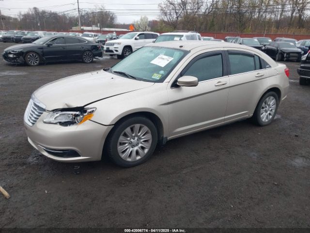 1C3CCBAB2EN213983 Chrysler 200 LX