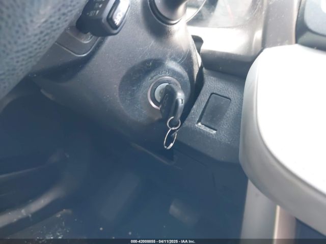 JTMZFREV3FJ043670 Toyota RAV4 LE