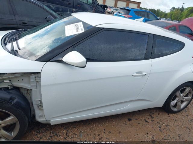 KMHTC6AD0EU215396 Hyundai Veloster Base W/black