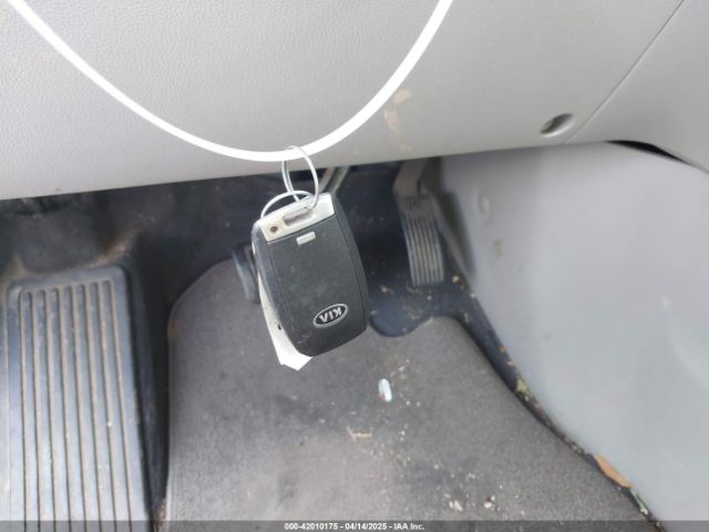 KNDMB5C17H6292641 KIA SEDONA LX