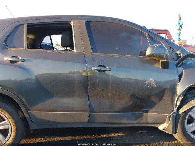 3GNCJKSB8KL365883 Chevrolet TRAX LS