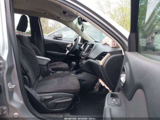 1C4PJLCB2GW177599 Jeep Cherokee Latitude