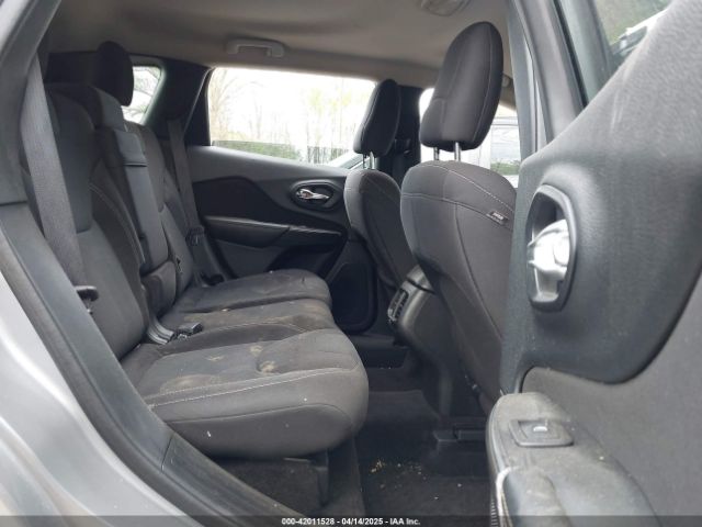 1C4PJLCB2GW177599 Jeep Cherokee Latitude