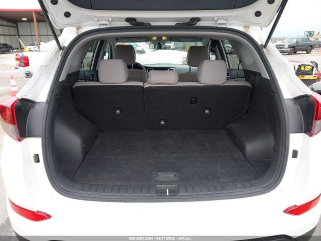 KM8J3CA40HU508757 Hyundai TUCSON SE