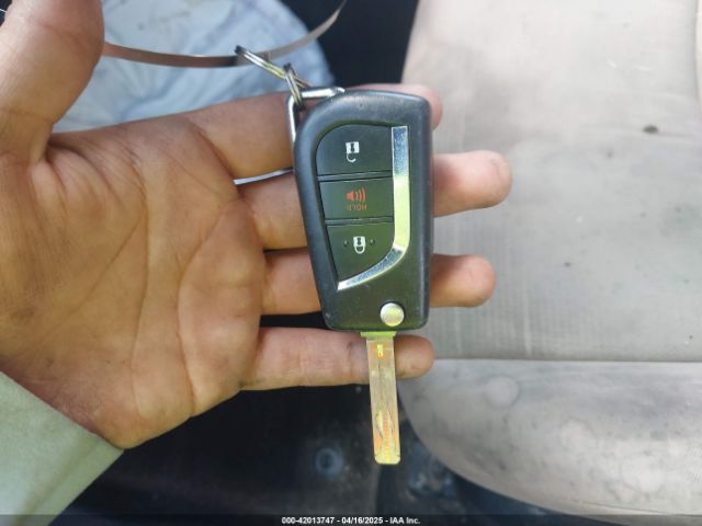 2T3H1RFV0KW040262 Toyota RAV4 LE