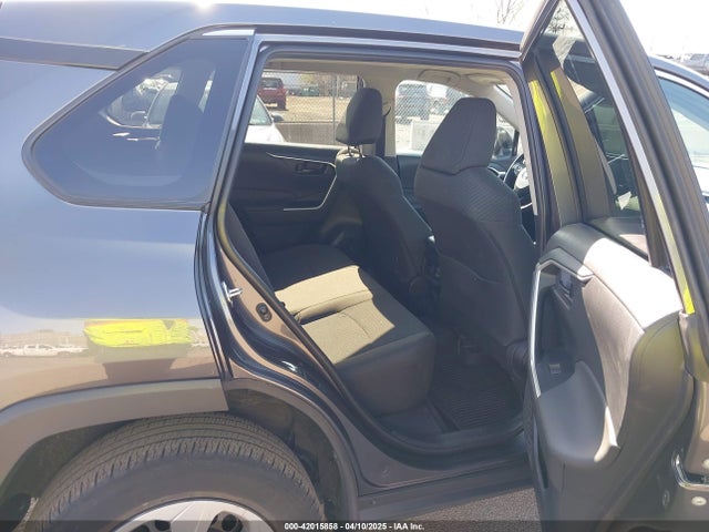2T3F1RFV8NC281984 Toyota RAV4 LE