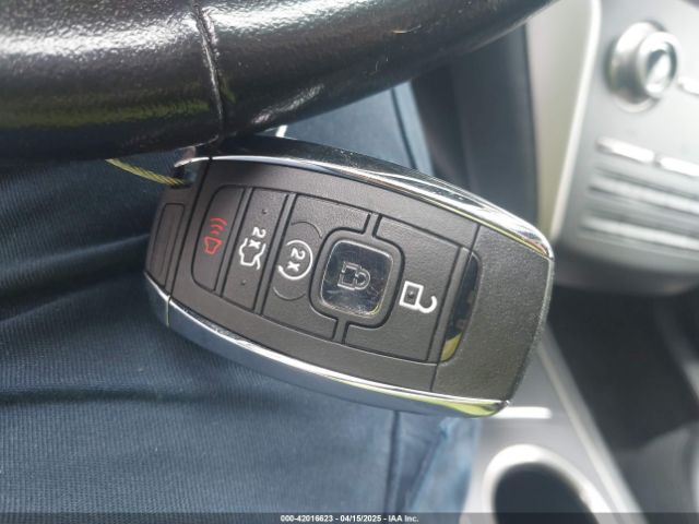 5LMCJ1C93HUL27435 Lincoln Mkc Premiere