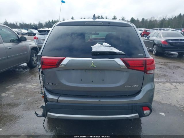 JA4AZ3A38JJ003545 Mitsubishi Outlander Es