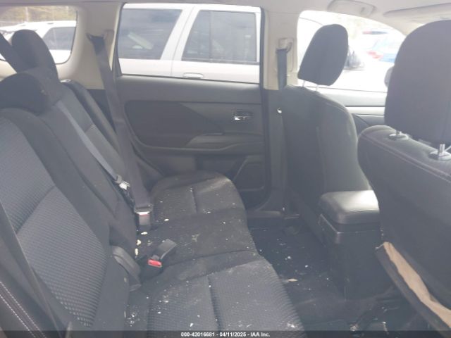 JA4AZ3A38JJ003545 Mitsubishi Outlander Es