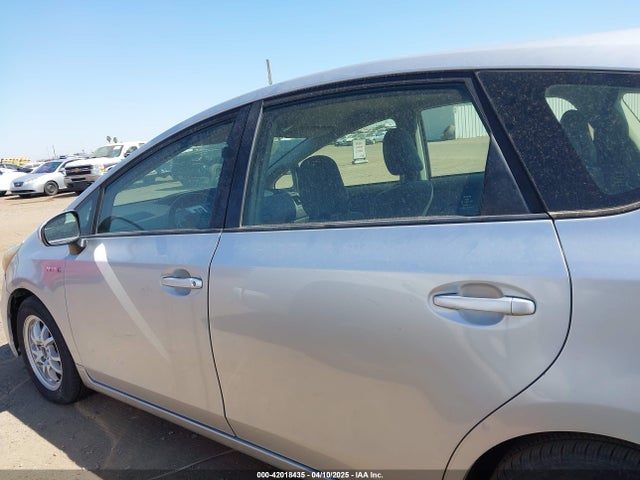 Toyota Prius V Two 2014 JTDZN3EU2EJ003764 Image 14