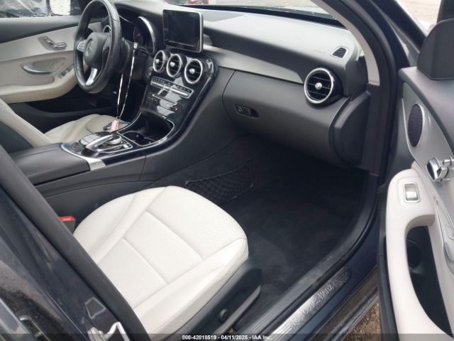 55SWF4JB4FU047637 Mercedes-Benz C 300 Luxury/sport