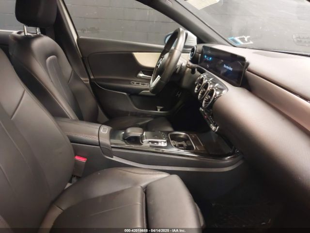 2019 MERCEDES-BENZ A 220 WDD3G4FB7KW022043 Photo 4