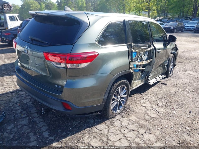 5TDKZRFH6JS285012 Toyota Highlander Xle