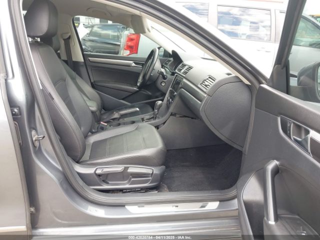 1VWDT7A37HC013054 Volkswagen Passat 1.8t R-line