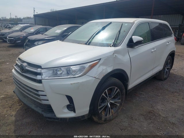 5TDZARFH3KS057864 Toyota Highlander Le