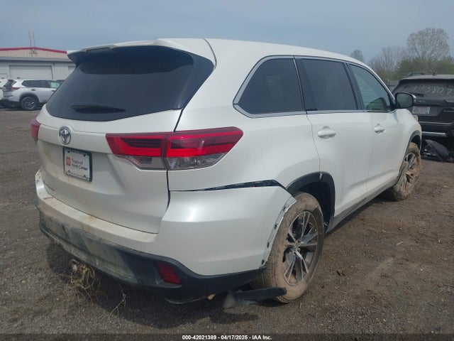 5TDZARFH3KS057864 Toyota Highlander Le