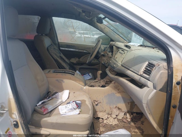 5TDZARFH3KS057864 Toyota Highlander Le