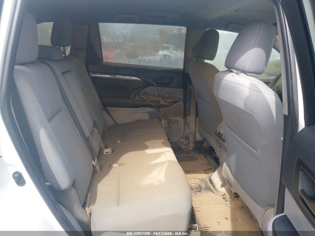 5TDZARFH3KS057864 Toyota Highlander Le