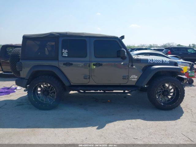 1C4HJXDG8JW167060 Jeep Wrangler Unlimited Sport S 4x4
