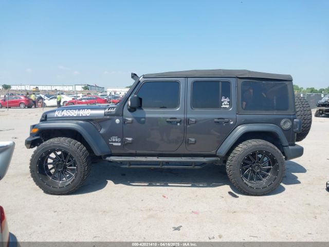 1C4HJXDG8JW167060 Jeep Wrangler Unlimited Sport S 4x4