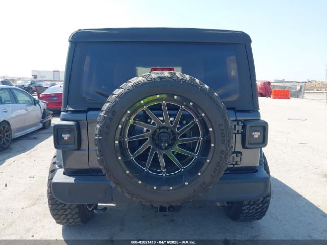 1C4HJXDG8JW167060 Jeep Wrangler Unlimited Sport S 4x4