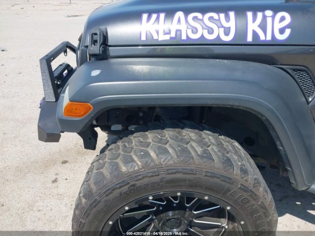 1C4HJXDG8JW167060 Jeep Wrangler Unlimited Sport S 4x4