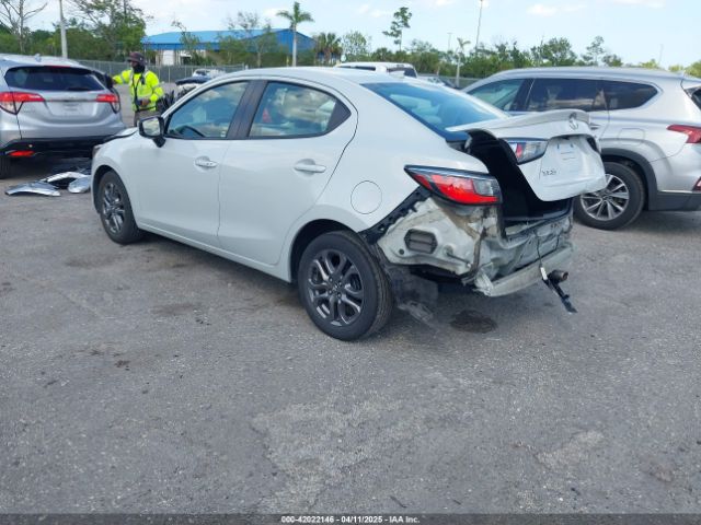 3MYDLBYVXKY523153 Toyota YARIS LE