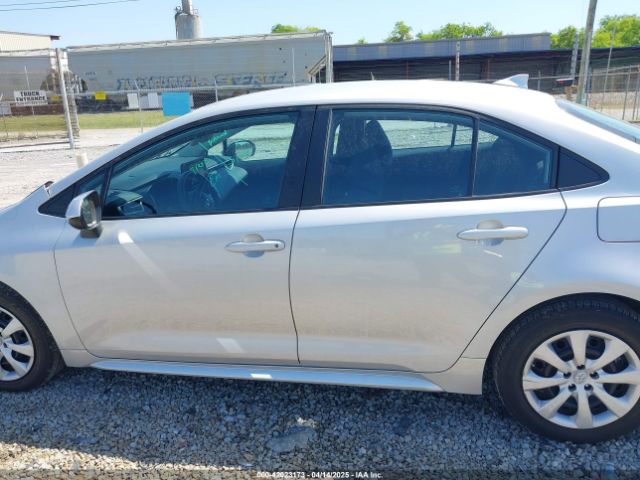 5YFEPMAE8NP329299 Toyota COROLLA LE