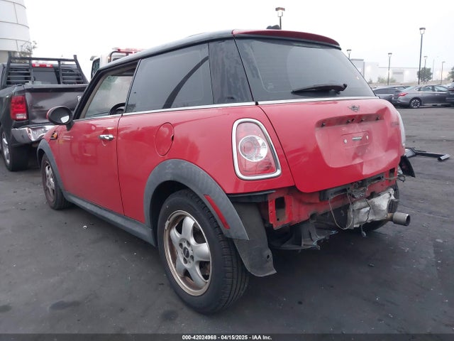 2011 MINI COOPER WMWSU3C56BT091666 Photo 2