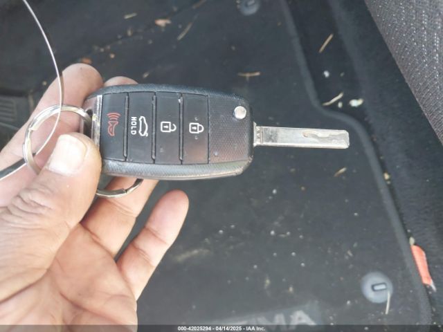 KNAGT4L37J5206002 KIA Optima Lx