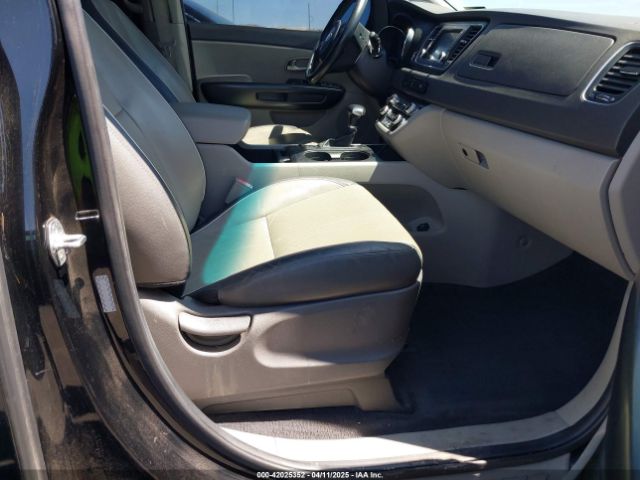 KNDMB5C17H6319935 KIA SEDONA LX