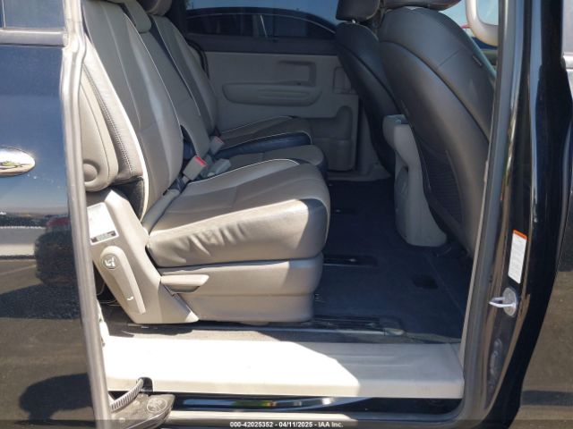 KNDMB5C17H6319935 KIA SEDONA LX