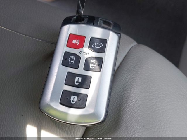 5TDYZ3DC1KS998660 Toyota Sienna Xle 8 Passenger