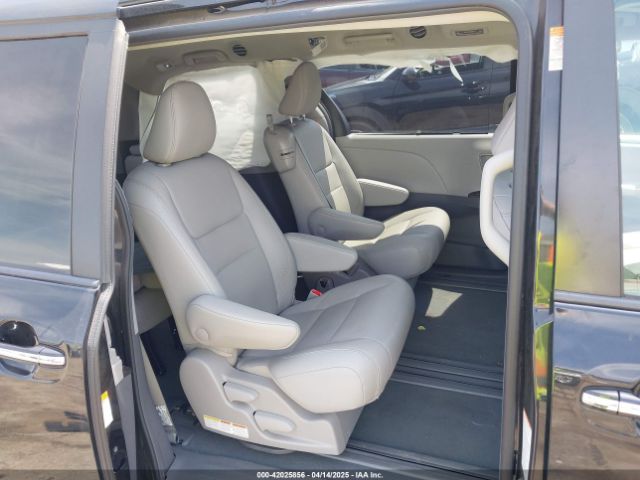 5TDYZ3DC1KS998660 Toyota Sienna Xle 8 Passenger