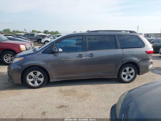 5TDKZ3DC2JS915905 Toyota Sienna Le 8 Passenger