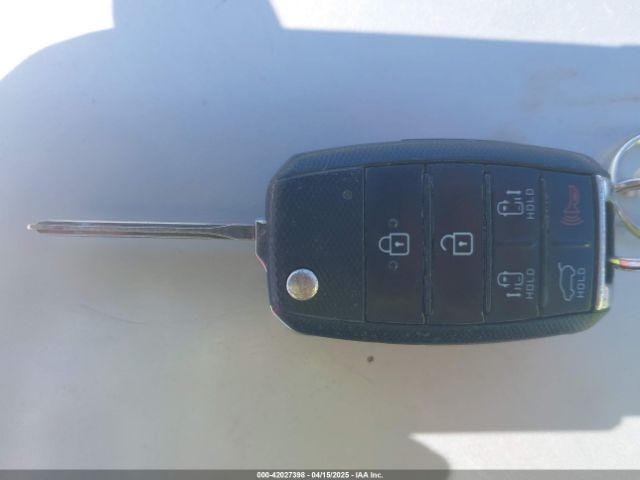 KNDMB5C16G6089223 KIA SEDONA LX