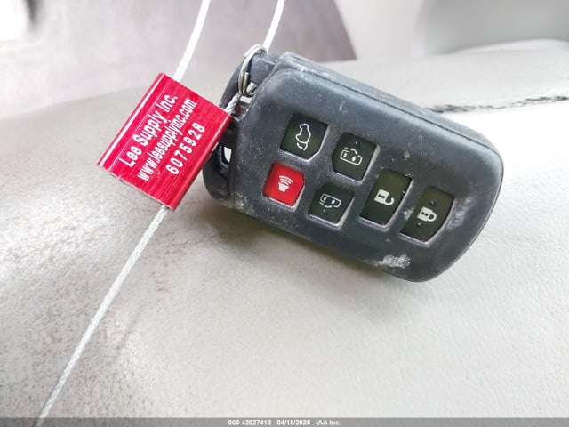 5TDYK3DC0GS737600 Toyota Sienna Xle 8 Passenger