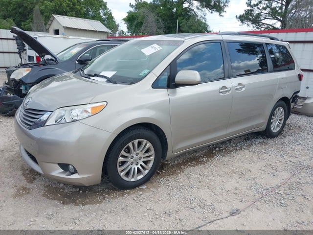 5TDYK3DC0GS737600 Toyota Sienna Xle 8 Passenger