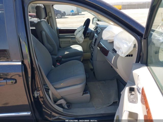 2010 CHRYSLER TOWN & COUNTRY 2A4RR5D15AR431819 Photo 4