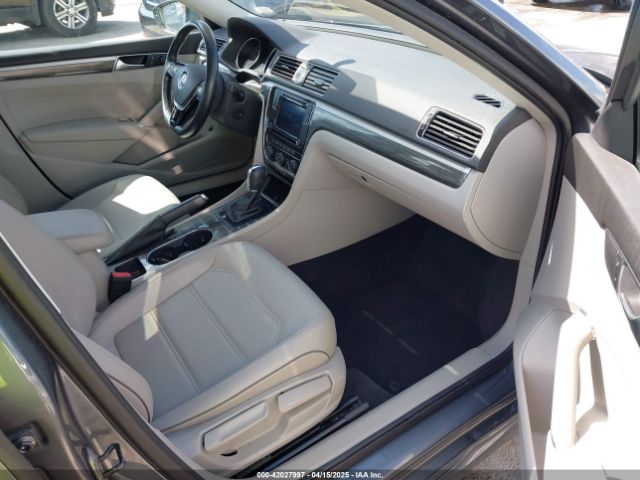 1VWBT7A3XHC015940 Volkswagen Passat 1.8t Se