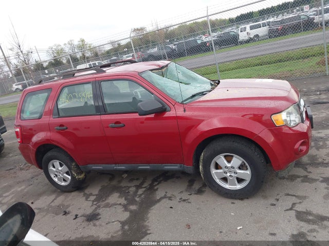 42028944 :رقم المزاد ، 1FMCU0C72AKD31173 vin ، 2010 Ford Escape Xls مزاد بيع