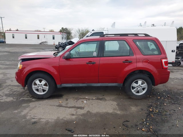 42028944 :رقم المزاد ، 1FMCU0C72AKD31173 vin ، 2010 Ford Escape Xls مزاد بيع
