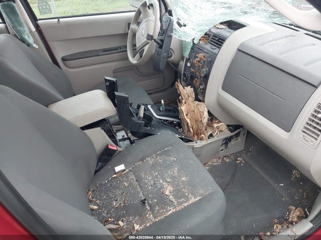 42028944 :رقم المزاد ، 1FMCU0C72AKD31173 vin ، 2010 Ford Escape Xls مزاد بيع