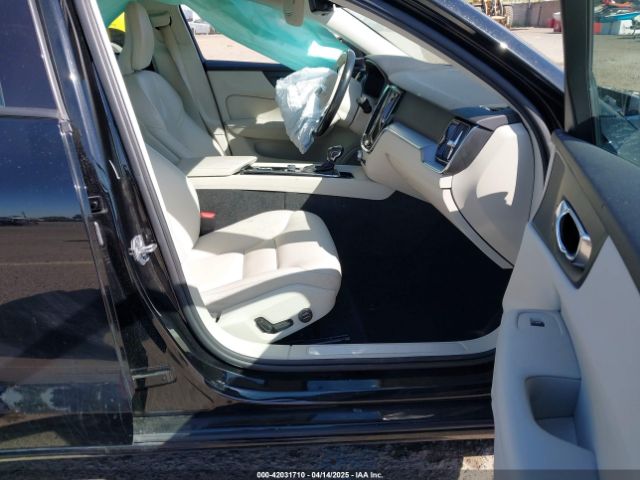 7JR102FK8KG002051 Volvo S60 T5 Momentum